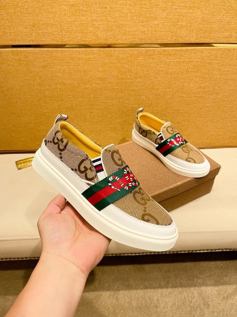 Factory price 400. [Gucci] Gucci's latest 🎁🎁 fashionable casual men's shoes 👟, hot style 💥 simple and elegant style, exclusive for trendy men. Unique official website latest brand 👑 original decoration, fashionable and generous, original cowhide leather ✅ breathable sheepskin lining, official website designated wear-resistant casual outsole, classic model taken in real life 🎬38-44. Can be customized45